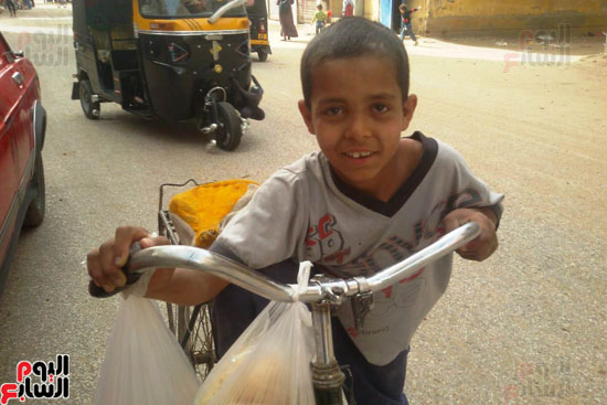الطفل عصام يعمل فى نقل الخبز ببنى سويف (3)