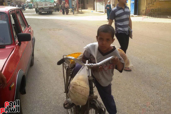 الطفل عصام يعمل فى نقل الخبز ببنى سويف (2)
