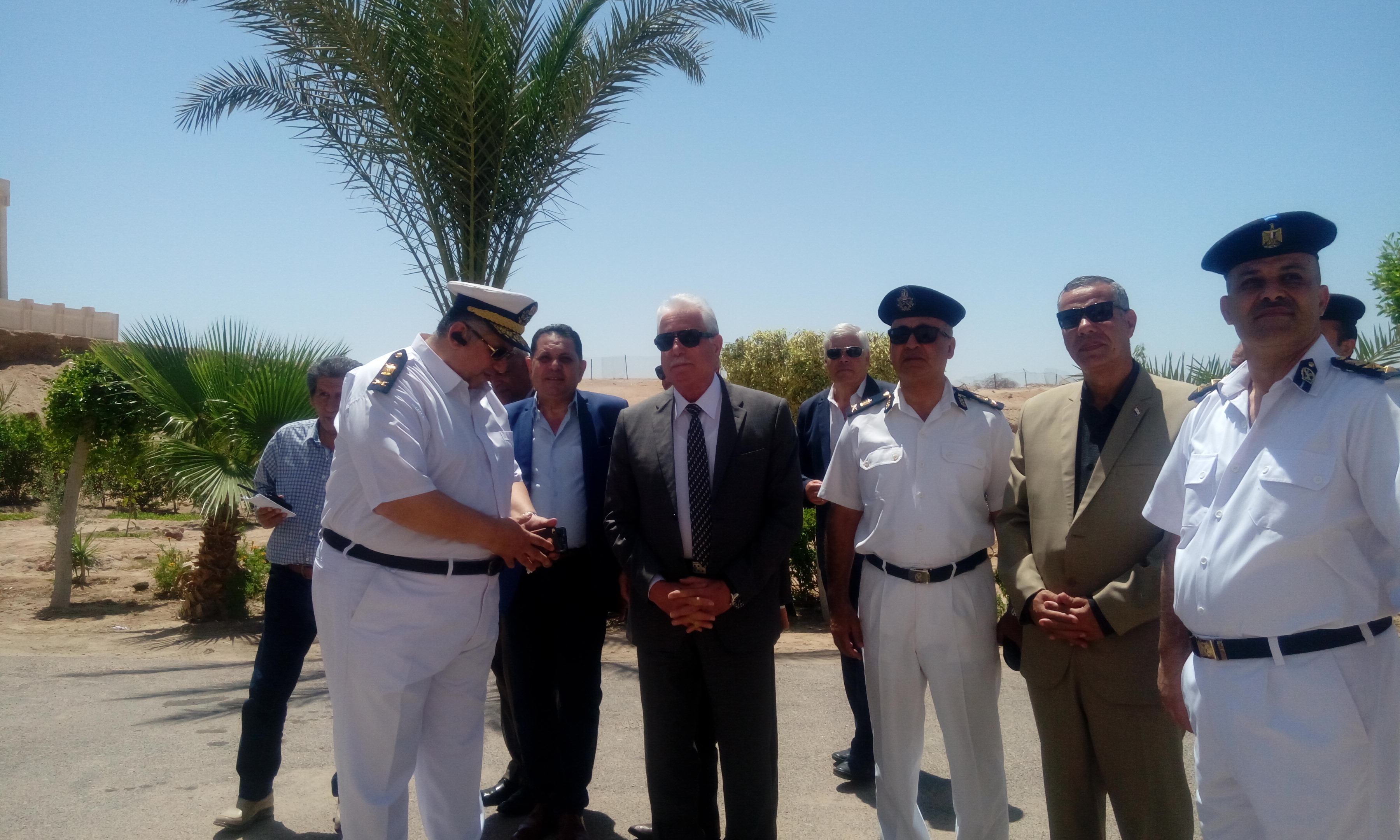 محافظ جنوب سيناء ومساعد مدير الأمن يتفقدان سجل الأحوال المدنية (4)