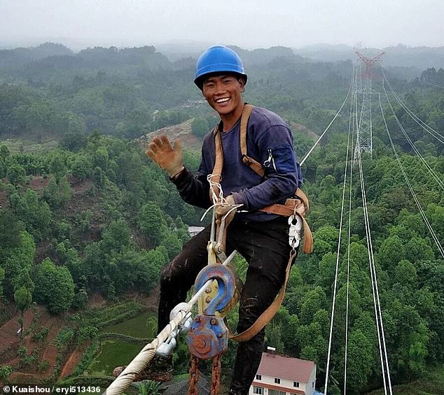 عمال كهرباء صينيون يناولون الطعام على ارتفاع 130 مترا  (6)