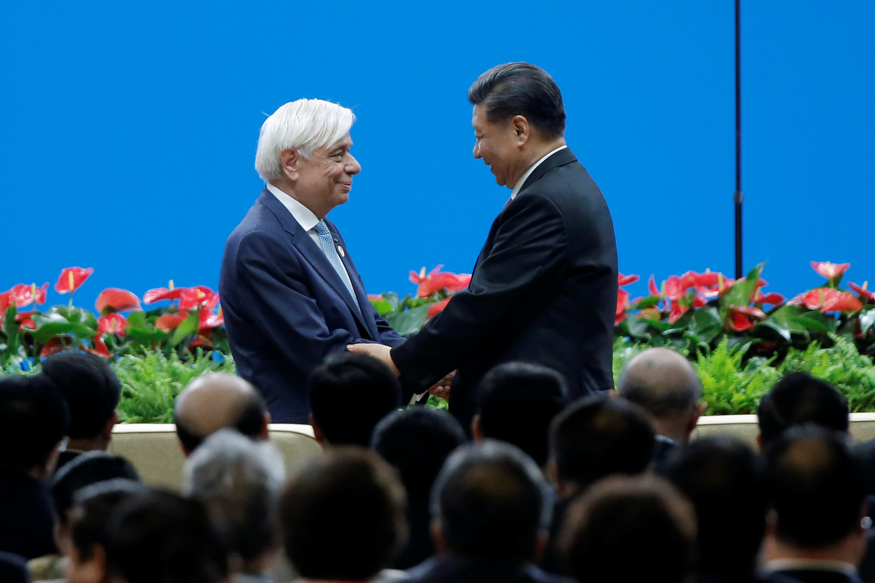 الرئيس الصيني شي جين بينج يصافح الرئيس اليوناني