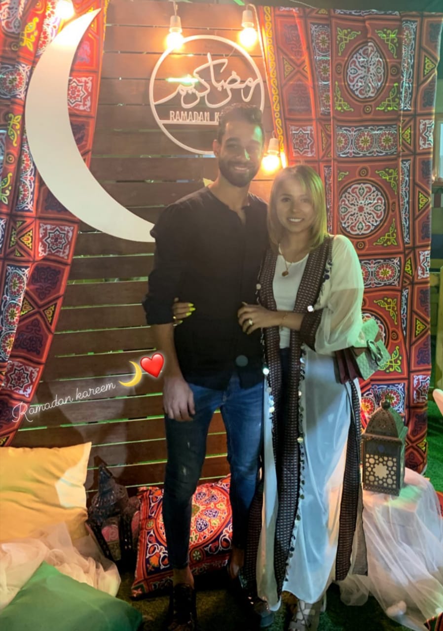 عمرو السولية لاعب الأهلى و زوجته هدير