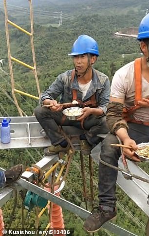 عمال كهرباء صينيون يناولون الطعام على ارتفاع 130 مترا  (4)