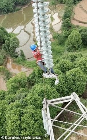 عمال كهرباء صينيون يناولون الطعام على ارتفاع 130 مترا  (5)