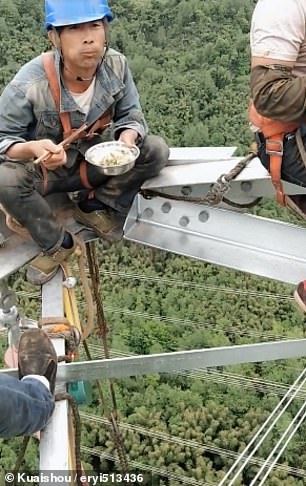 عمال كهرباء صينيون يناولون الطعام على ارتفاع 130 مترا  (2)