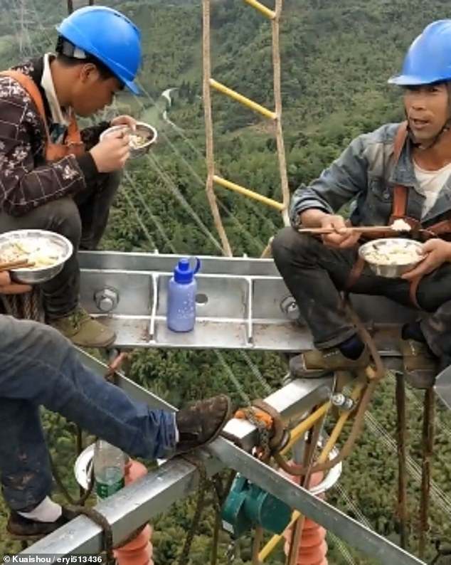 عمال كهرباء صينيون يناولون الطعام على ارتفاع 130 مترا  (3)