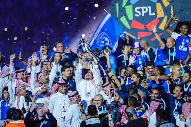 الهلال مع كأس الدوري السعودي في الموسم الماضي