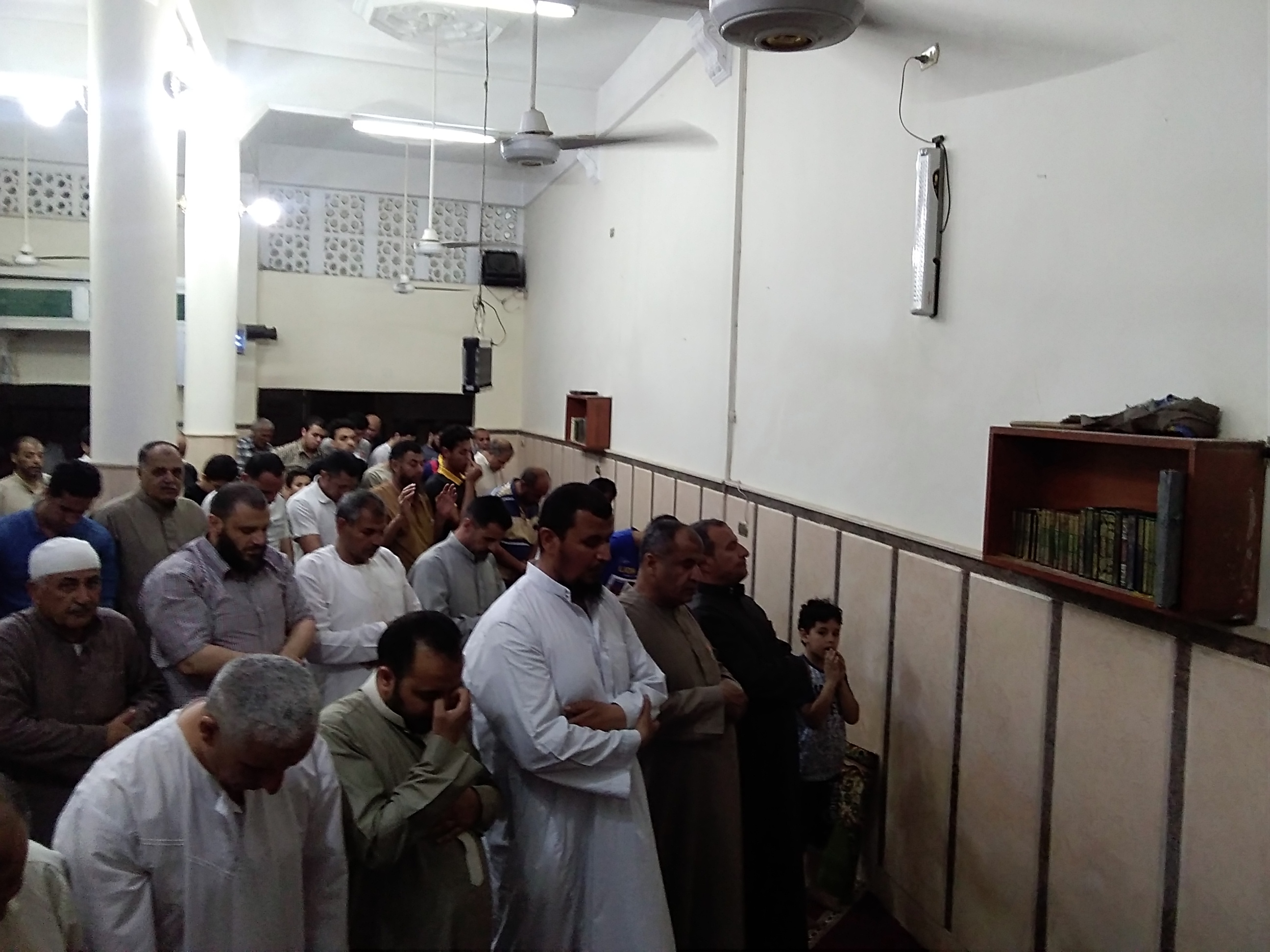شاب يبهر المصلين بصوته أثناء أداء صلاة التراويح بكفر الشيخ  (2)
