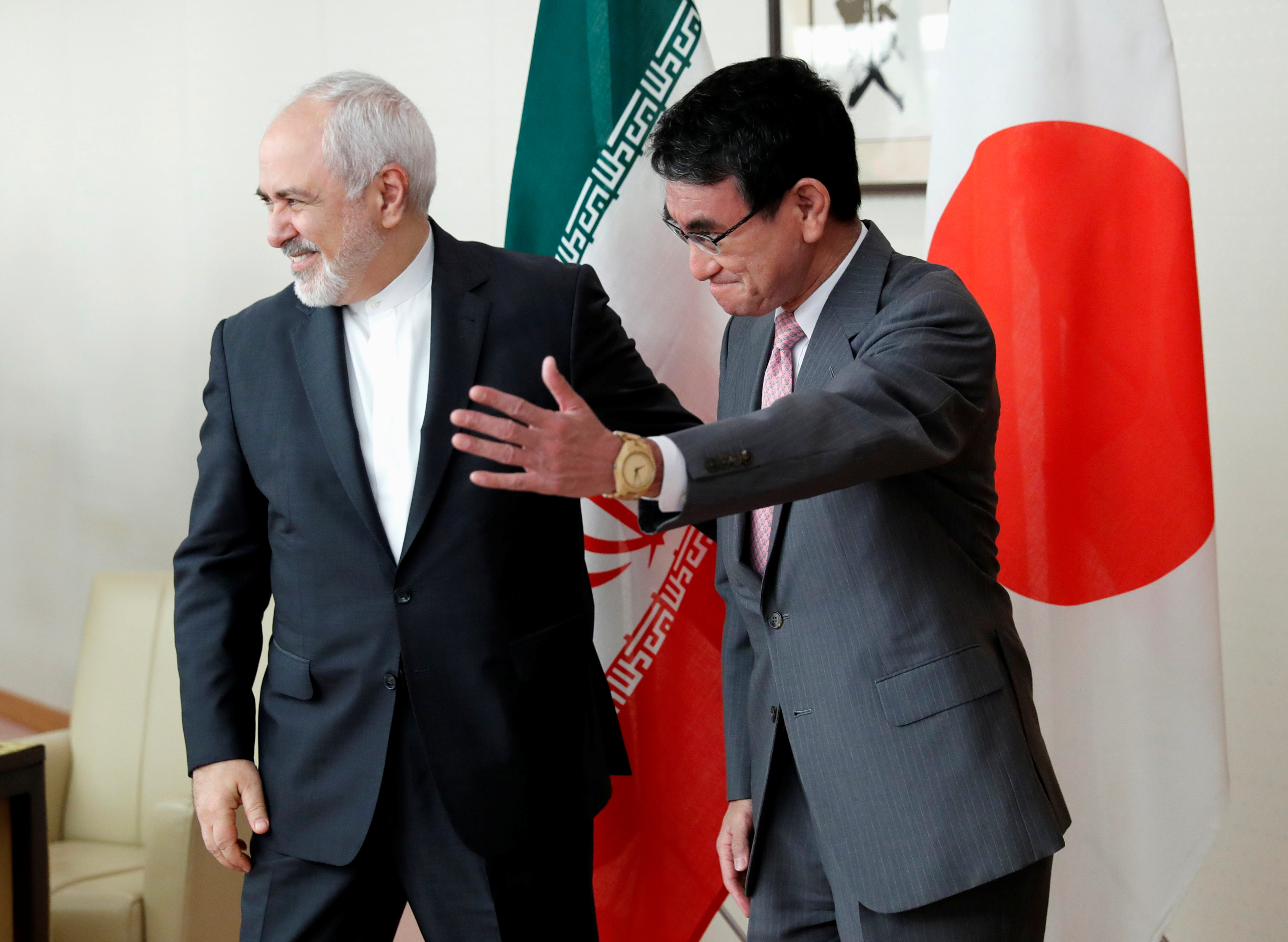 وزير خارجية اليابان يرحب بنظيره الإيرانى