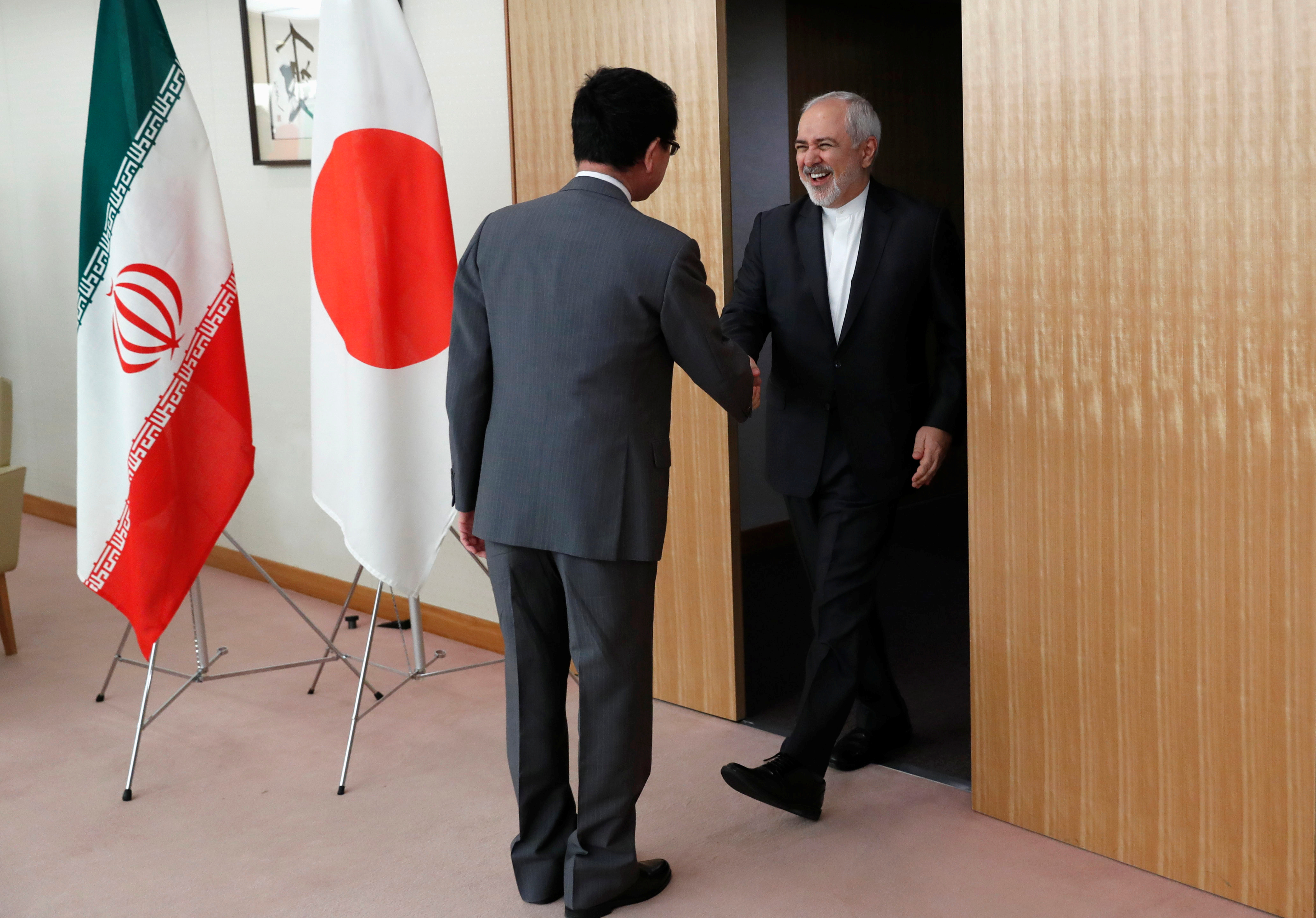 وزير الخارجية اليابانى يصافح نظيره الإيرانى