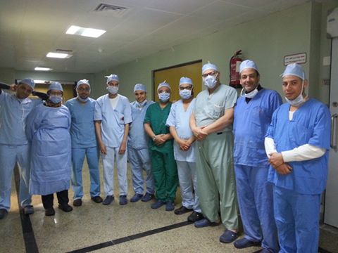 جامعة أسيوط تُعلن عن نجاحها في إجراء عملية نادرة لزراعة الكلى لمريض سرطان مثانة بجراحة امتدت إلى 12 ساعة متواصلة (3)