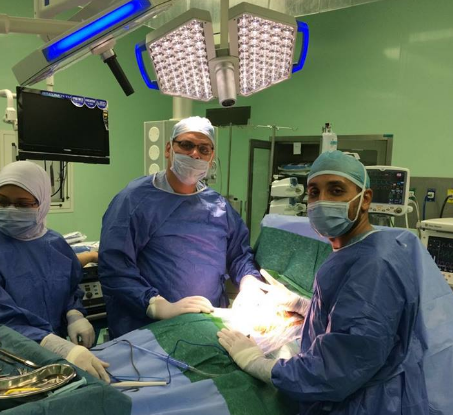 جامعة أسيوط تُعلن عن نجاحها في إجراء عملية نادرة لزراعة الكلى لمريض سرطان مثانة بجراحة امتدت إلى 12 ساعة متواصلة (1)