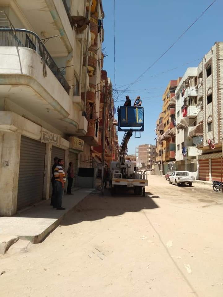 بدء المرحلة الأولى لتحويل شبكات الكهرباء الهوائية إلى كابلات أرضية بمنطقه القابوطى فى بورسعيد (3)