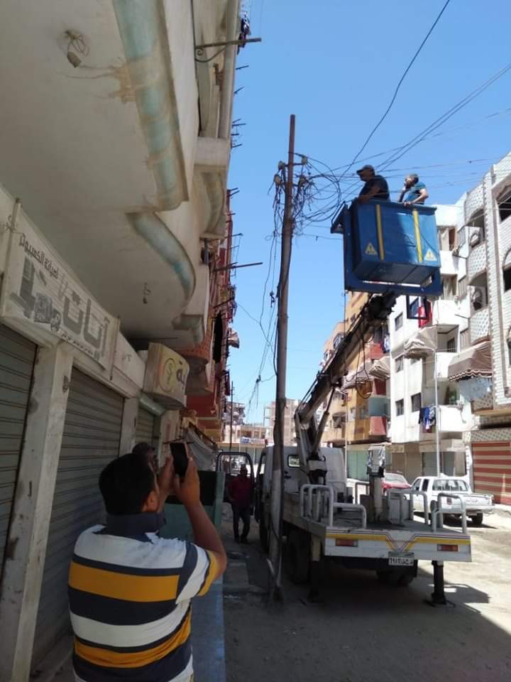 بدء المرحلة الأولى لتحويل شبكات الكهرباء الهوائية إلى كابلات أرضية بمنطقه القابوطى فى بورسعيد (2)