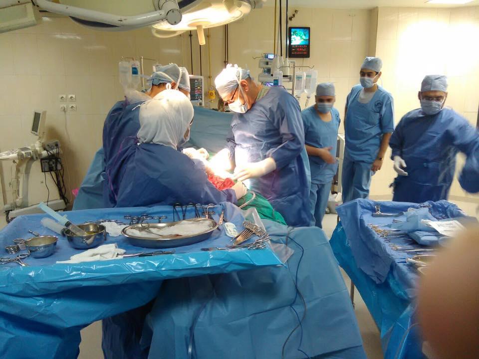جامعة أسيوط تُعلن عن نجاحها في إجراء عملية نادرة لزراعة الكلى لمريض سرطان مثانة بجراحة امتدت إلى 12 ساعة متواصلة (2)