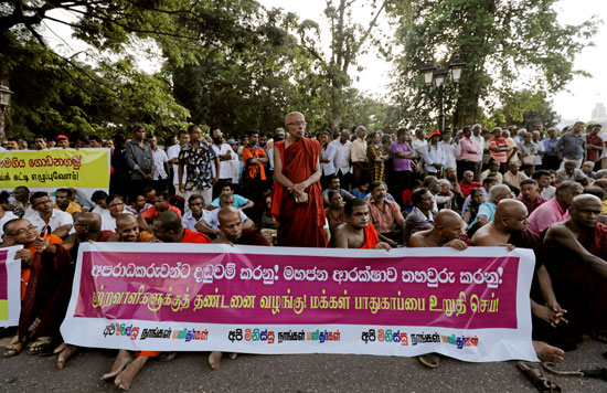 رهبان-بوذيون-بسريلانكا-يتظاهرون-احتجاجا-على-هجمات-ضد-المسلمين-(5)