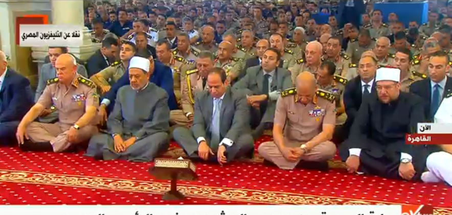 الرئيس السيسى يؤدى صلاة الجمعة بمسجد المشير.PNG3