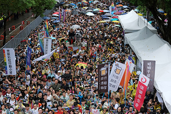 احتفالات-المثليين-فى-تايوان-بقرار-البرلمان-(3)