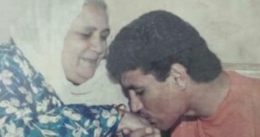 جمال عبد الحميد يقبل يد   والدته