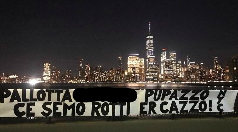 لافتة جماهير روما في نيويورك