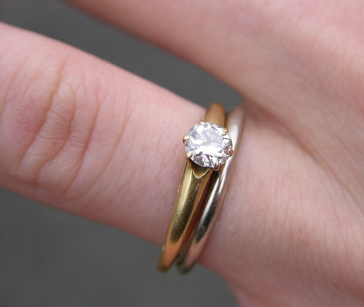 1200px-Wedding_and_Engagement_Rings_2151px