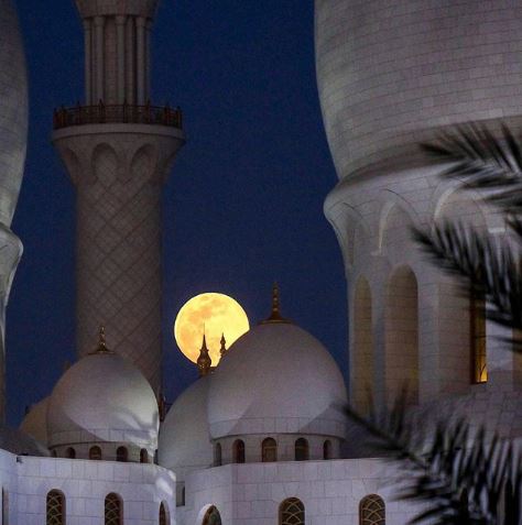القمر ومسجد الشيخ زايد الكبير 