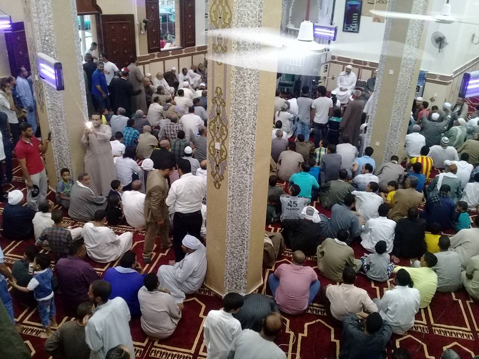 الدين لله والوطن للجميع.. قساوسة وأقباط يشاركون المسلمين في افتتاح المسجد الكبير بديروط في أسيوط  (18)