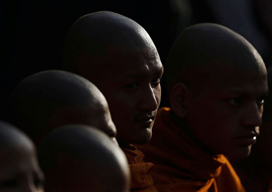 الرهبان البوذيون يحتفلون بذكرى ميلاد الإله بوذا