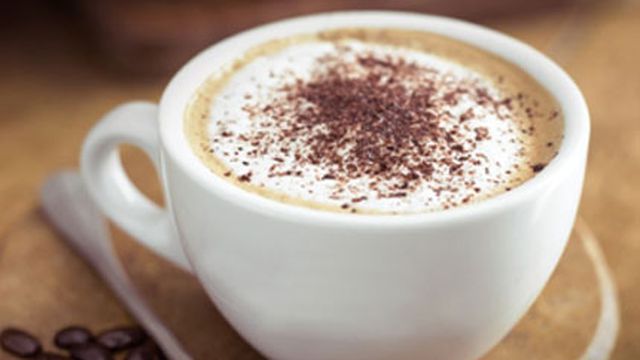 كوب قهوة بالكافيهات يحتوى على نسبة كبيرة من الكافيين