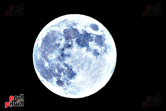 القمر الازرق (2)