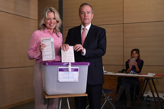 زعيم المعارضة الأسترالية بيل شورتن وزوجته كلوي يدليان بصوتهما