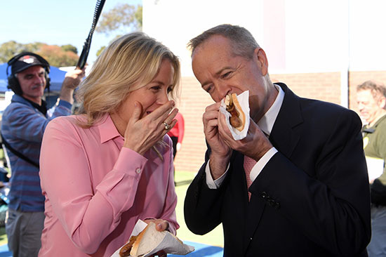 زعيم المعارضة الأسترالية بيل شورتن وزوجته كلوي يأكلان السندوتشات عقب التصويت