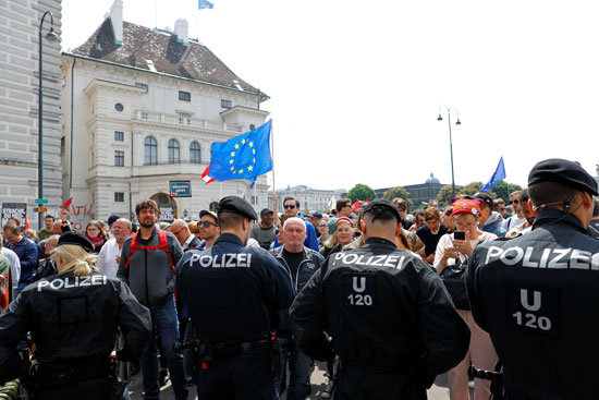 مظاهرات فى النمسا أمام مقر الحكومة  (3)
