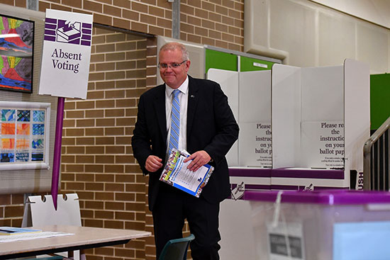 رئيس الوزراء الأسترالي سكوت موريسون يدلى بصوته