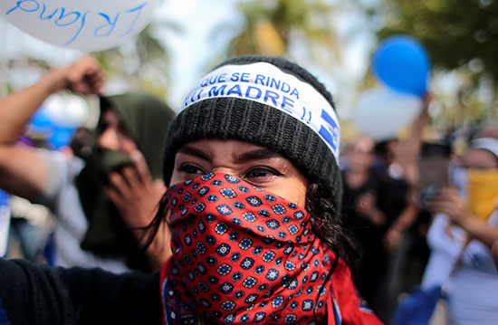 متظاهرة ملثمة فى مسيرة ضد حكومة نيكاراجوا