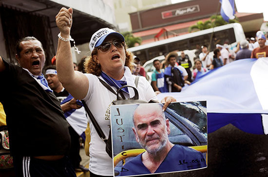 متظاهرة تحمل صورة المواطن الأمريكى المقتول فى نيكاراجوا