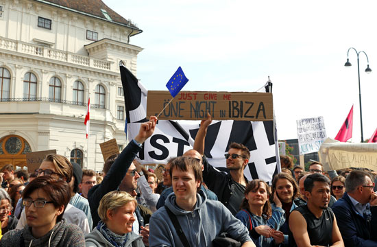 مظاهرات فى النمسا أمام مقر الحكومة  (7)