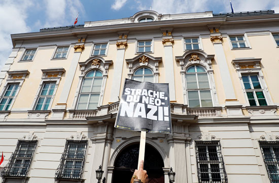 مظاهرات فى النمسا أمام مقر الحكومة  (2)