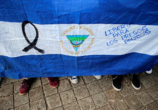 علم نيكاراجوا خلال مظاهرات ضد الحكومة