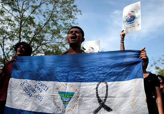 متظاهر يهتف ضد حكومة نيكاراجوا