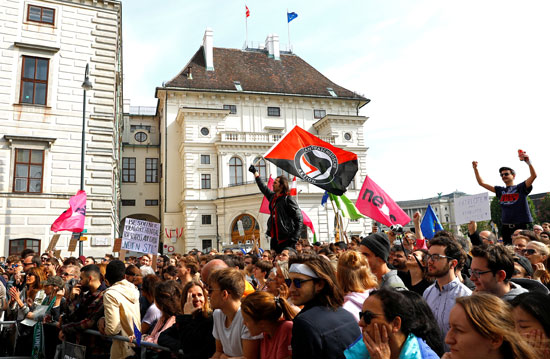 مظاهرات فى النمسا أمام مقر الحكومة  (6)