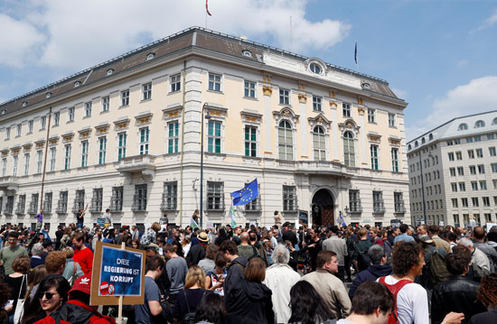 مظاهرات فى النمسا أمام مقر الحكومة  (4)
