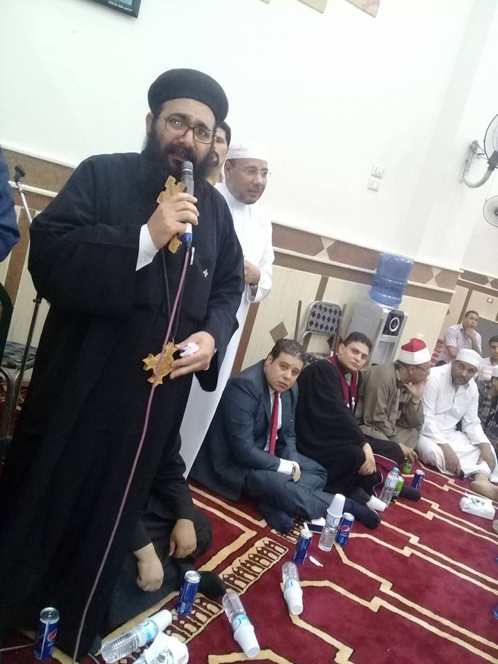 الدين لله والوطن للجميع.. قساوسة وأقباط يشاركون المسلمين في افتتاح المسجد الكبير بديروط في أسيوط  (23)