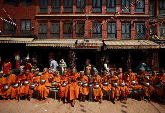 الرهبان البوذيون فى نيبال يجمعون الزكاة بذكرى ميلاد بوذا
