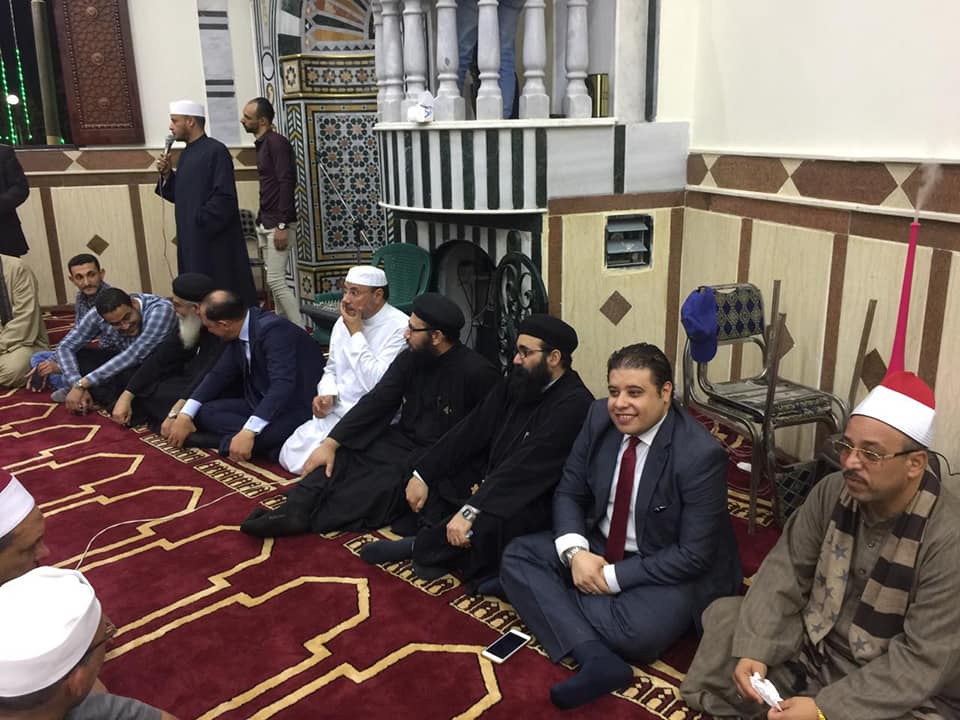 الدين لله والوطن للجميع.. قساوسة وأقباط يشاركون المسلمين في افتتاح المسجد الكبير بديروط في أسيوط  (1)