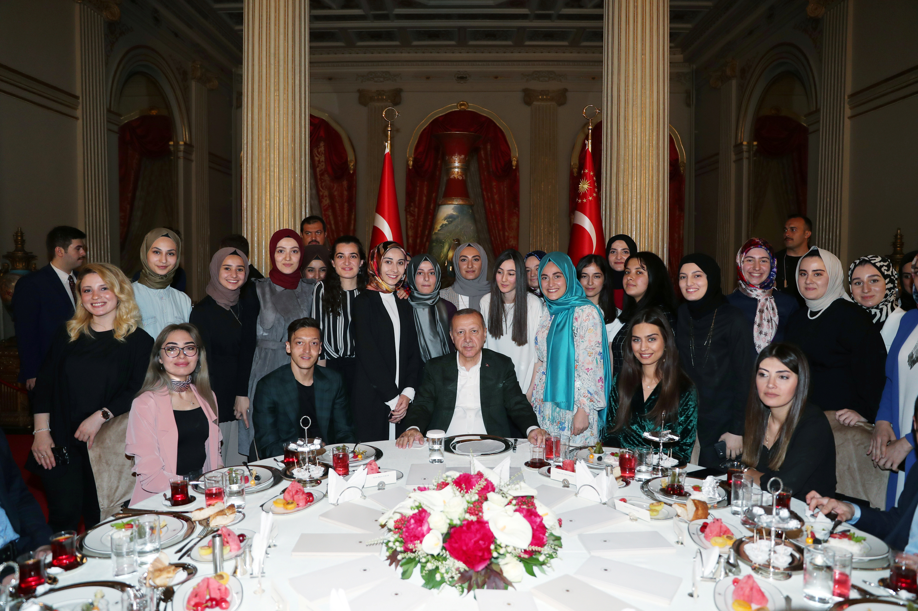 الرئيس التركى مع اللاعب مسعود أوزيل على مائدة إفطار