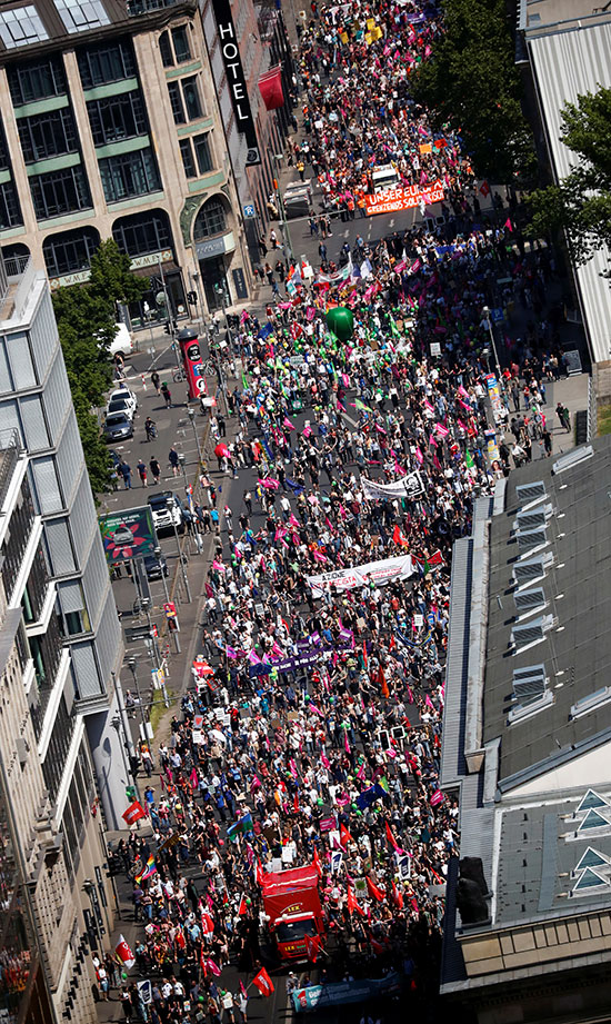 آلاف المتظاهرين فى شوارع فيينا
