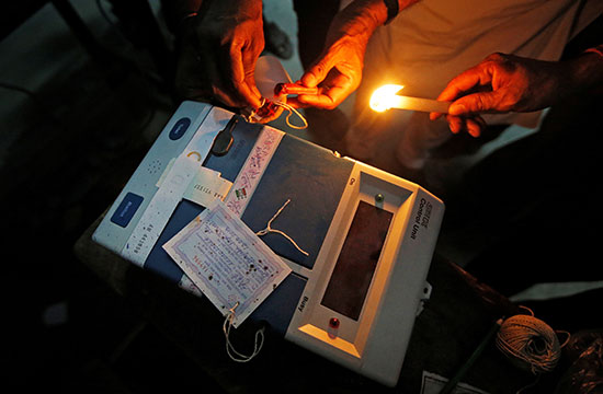 استخدام الشمع الأحمر لإغلاق صناديق الانتخابات فى الهند