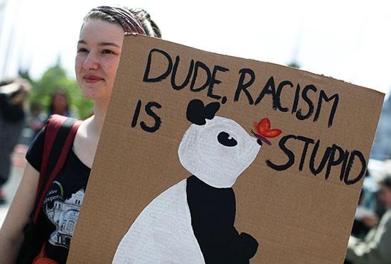 متظاهرة نماسوية ترفع لافتة ضد العنصرية