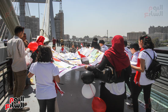 أطفال مصر بالأعلام والبالونات على محور روض الفرج (4)